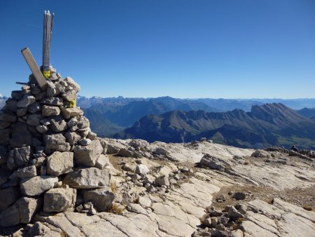 Cairn avec les Ecrins et la montagne de Faraut.