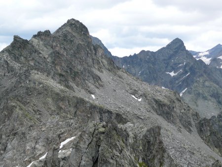 Les Dents Rouges et la suite de l’itinéraire. Au fond, le petit Assaly.