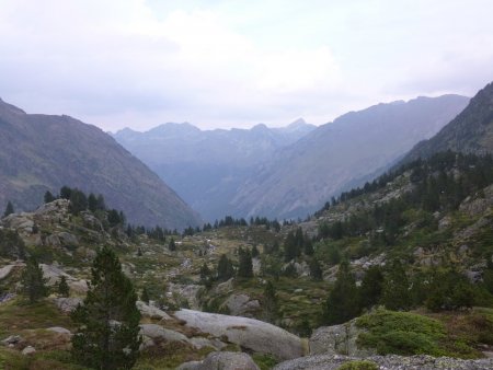 Vue en direction de la vallée depuis un point en surplomb de l’étang sans nom