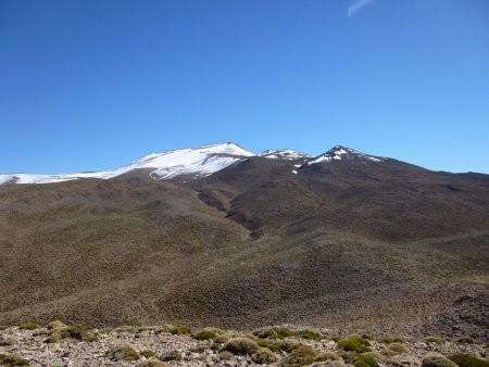 Dernière étape de l’ascension vers la pointe de droite (3200m), la pointe de gauche n’est que le début de la crête sommitale, l’Igoudamene (3519m) est encore plus loin !