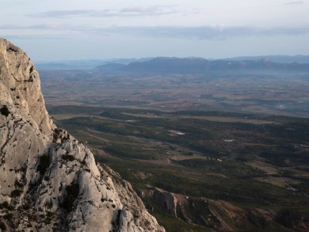 Vers le sud-est : plateau du Cengle, vallée de l’Arc et mont Aurélien.