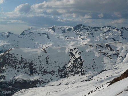 Vallée de Grand Naves et chaîne de Comborsier depuis le sommet.