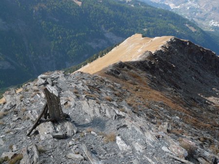 Cairn amusant sur la crête.