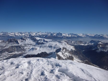 Devant, de la crête de Porel au Pic de Gleize, et au fond les Ecrins.