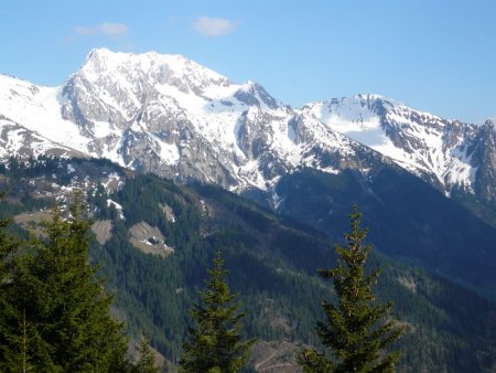 L’Étale depuis le plateau. À droite, la pointe de la Mandallaz et l’aiguille de Manigod.