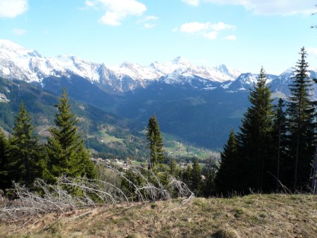 Charvin et vallée de Manigod depuis le plateau.