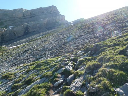 Le chemin, pas facile à trouver dans les lapiaz