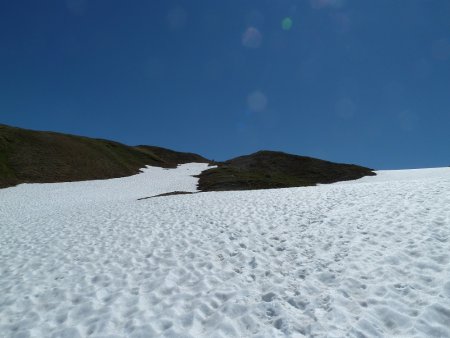 Au fond, le cairn du Col de Plan Séry