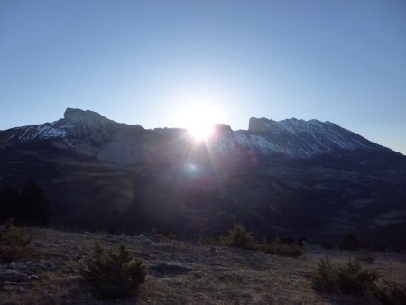 Le soleil arrive par derrière la Montagne de Faraut.