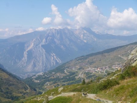 En arrivant à Valmeinier 1800, au fond la Lauzière ennuagée