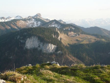 Du sommet, vue au sud sur le Rocher d’Ombre, la Tête des Follys et la Haute Pointe. Au fond à droite, la chaîne du Bargy.
