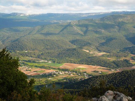 Vue du sommet sur le Moulin de Redon, la crête de la Lare et la Sainte-Baume.