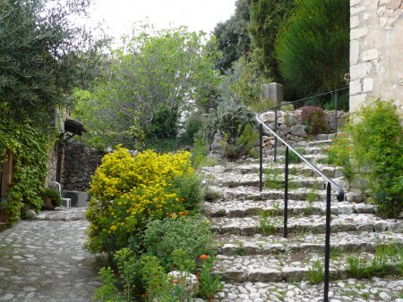 Ruelles caladées et fleuries.