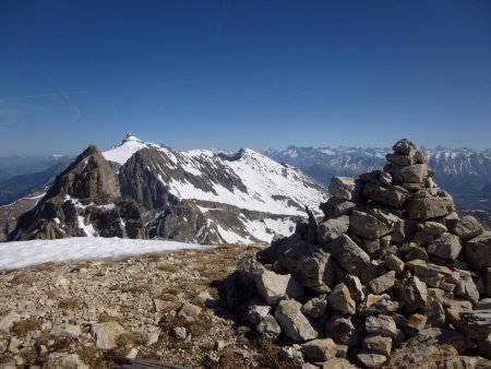 Cairn et barrière ouest dévoluarde dominée par le Grand Ferrand.