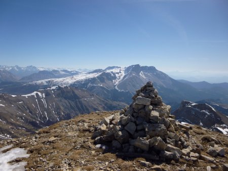 Montagne d’Aurouze avec la Tête de la Cluse. On peut apercevoir le sommet du Pic de Bure.