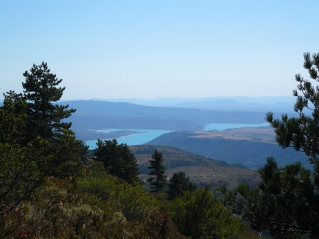 Dans le versant ouest de l’Agra. Le lac de Sainte-Croix commence à apparaître.