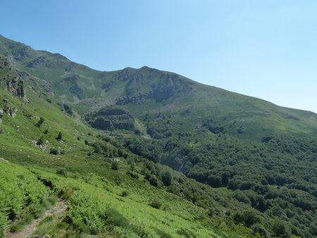 Regard arrière en arrivant au pied de la Sarrat de Bertenac.