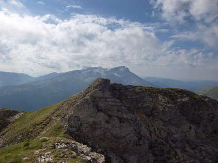 L’Aiglière dans le rétro. Au fond la Montagne d’Aurouze.