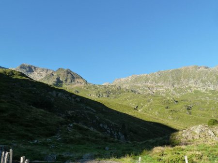 A la sortie de la forêt, le refuge du Pinet se trouve au fond au centre.