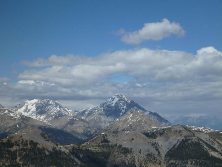 A gauche sur un sommet voisin on devine le Fort de l’infernet, au centre le Chaberton et en dessous le Janus et les Gondrans