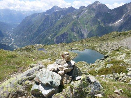 Dans la descente du Pic Turbat, vue sur le Lac lautier