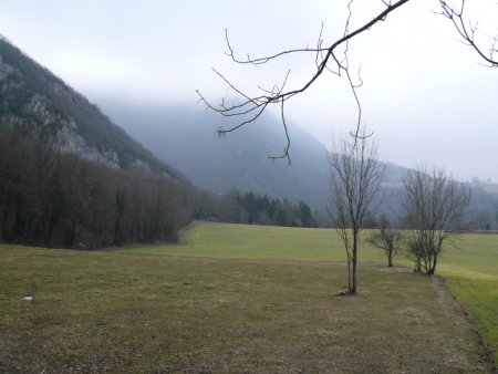 Le grand replat au-dessus de Vens. La crête de Vens est à gauche.