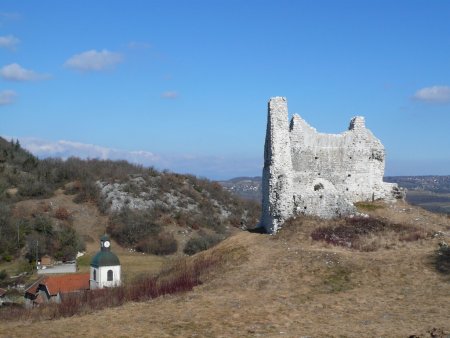 Les ruines du château et l’église.