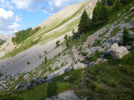 Le sentier à flanc vers le Col du Cros