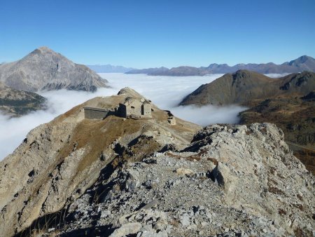 Le fort et les crêtes dans la nebbia