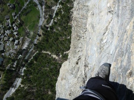 Dans la traversée horizontale,  il faut bien placer les pieds sur le rocher