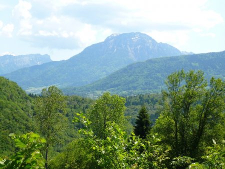 Traversée du bas du versant est. Vue sur les Dents d’Arclusaz et de Rossane.