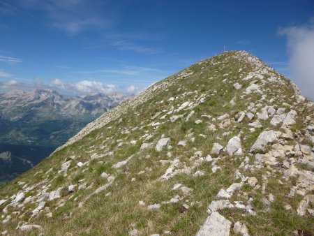 Dans le rétro, le sommet de la Tête de Claudel.