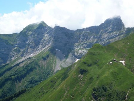 Le crêt des Mouches, la pointe de la Becca et les Praz d’Zeures.