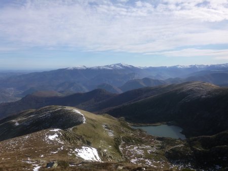 Sous le sommet, vue sur l’étang d’Artax