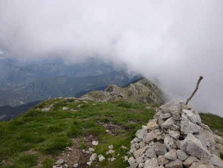 Au sommet, vue sur la crête de la montagne de Couspeau.