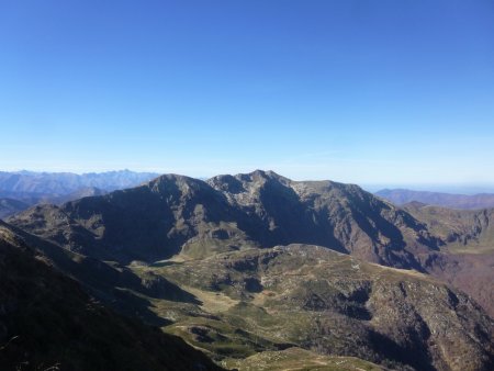 Image représentative de cette ascencion : au centre le Pic des Trois Seigneurs ainsi que la longue arête menant au col de la Couillate. En bas au centre le replat de la Jasse de l’Etang Bleu. En arrière-plan sur la gauche, le Mont Valier.