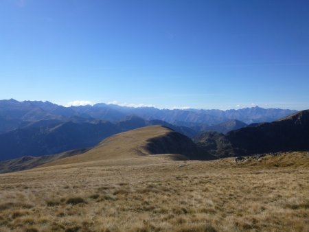 Le versant sud-ouest du Pic de Pioulou qui forme comme une sorte de grand plateau incliné.