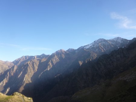 A la descente regard sur la crête frontière côté français ; des Mont Rouch à droite au Cap de Ruhos au fond à gauche