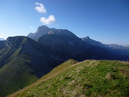 Au sommet, vue sur l’Aiguille, la face nord-ouest de l’Obiou, le Grand Ferrand et Chamousset au loin.