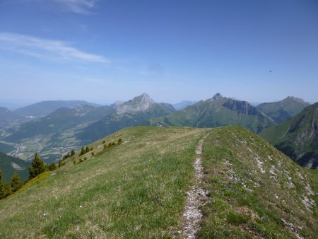 Descente par la crête des montagnes de la Lanche.