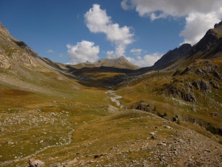 Superbe vallon dominé par la Tête de Moïse.