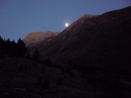 L’aube se lève dans le vallon de Bérard.