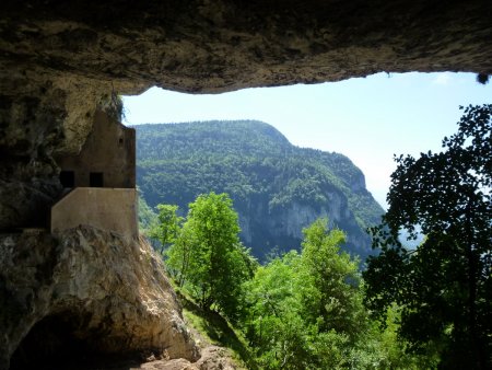 Dans la grotte.