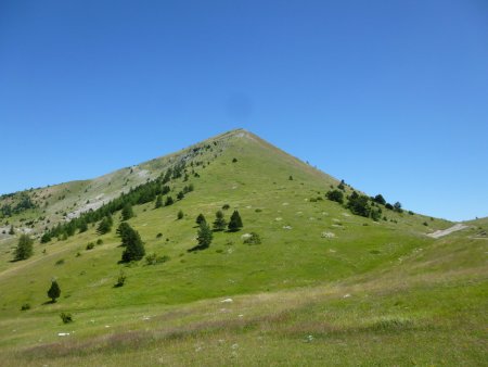 La Tête du Tourneau entourée du col de la Saume à gauche et du col du Noyer à droite.