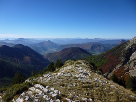 Sur la crête de la Pare, vue sur Montmaur, porte sud du Dévoluy.