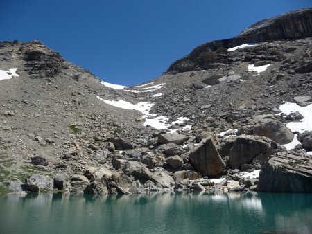 La montée vers les sommets de la Mortice emprunte le flanc gauche du vallon