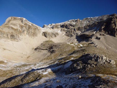 La petite cabane du vallon est en face mais on va prendre à gauche sur le replat.