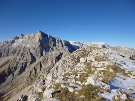 L’arrivée au sommet de la crête de la Plane face au magistral pilier ’est’ du Pic de Bure.