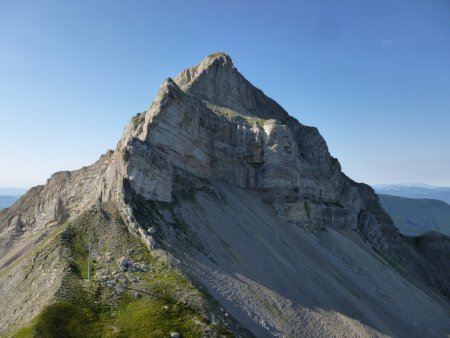 La Tête dans le rétro. On remarque bien les vires de la face nord-ouest.