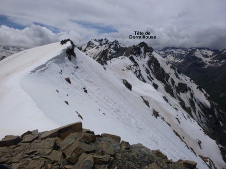 Arrivé sur la ligne de Crête, on aperçoit le sommet de l’Etoile (3066m) et la  tête de Dormillouse (3085m)